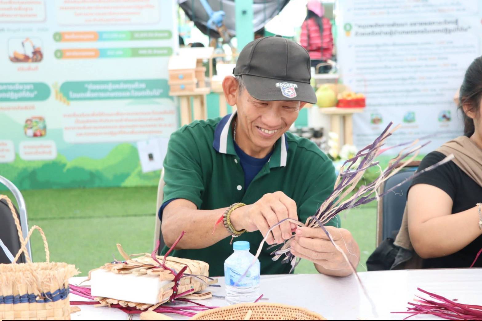 title - รัฐมนตรีว่าการกระทรวงเกษตรและสหกรณ์ พร้อมด้วยคณะผู้บริหาร ส.ป.ก. เข้าเยี่ยมชมโซนกิจกรรมฝึกอาชีพ Workshop งานศิลปหัตถกรรม (ศพส.) กิจกรรมจัดขึ้นภายใต้งาน วันคล้ายวันสถาปนาครบรอบ 51 ปี ส.ป.ก. ณ สำนักงานการปฏิรูปที่ดินเพื่อเกษตรกรรม